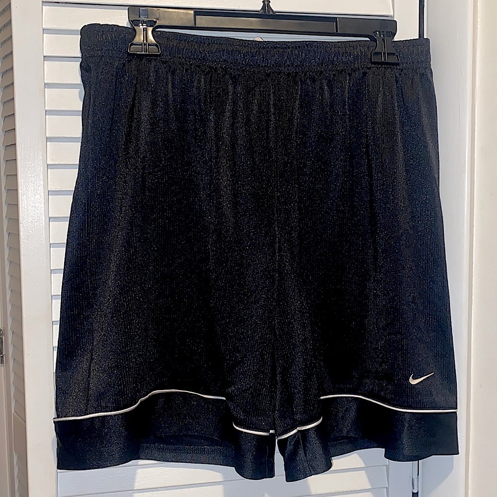 NIKE black&white basketball shorts XL